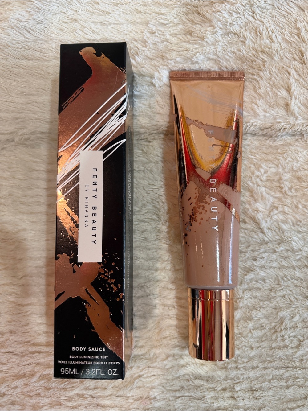 Fenty Beauty Body Sauce Luminizing Tint - Rose Gold & Black - Picture 4 of 6